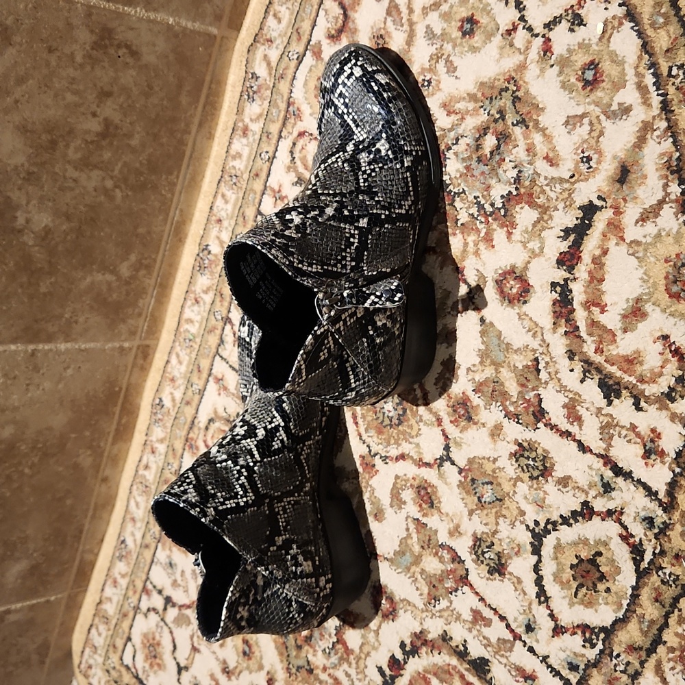 Grey Snake Pattern Booties - Size 9 - image 4